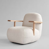 101 Copenhagen Toe Chair with Armrest – Natural Oak & Off-white Boucle