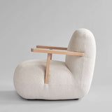 101 Copenhagen Toe Chair with Armrest – Natural Oak & Off-white Boucle