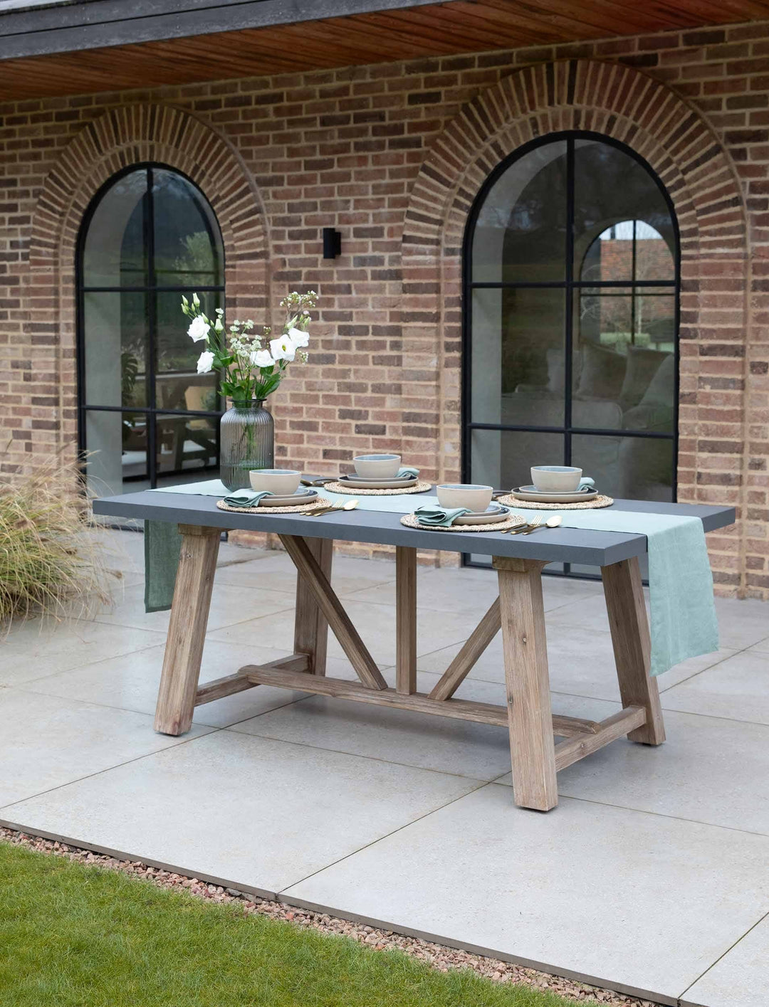 Garden Trading Chilford Dining Table – Acacia Wood and Polystone
