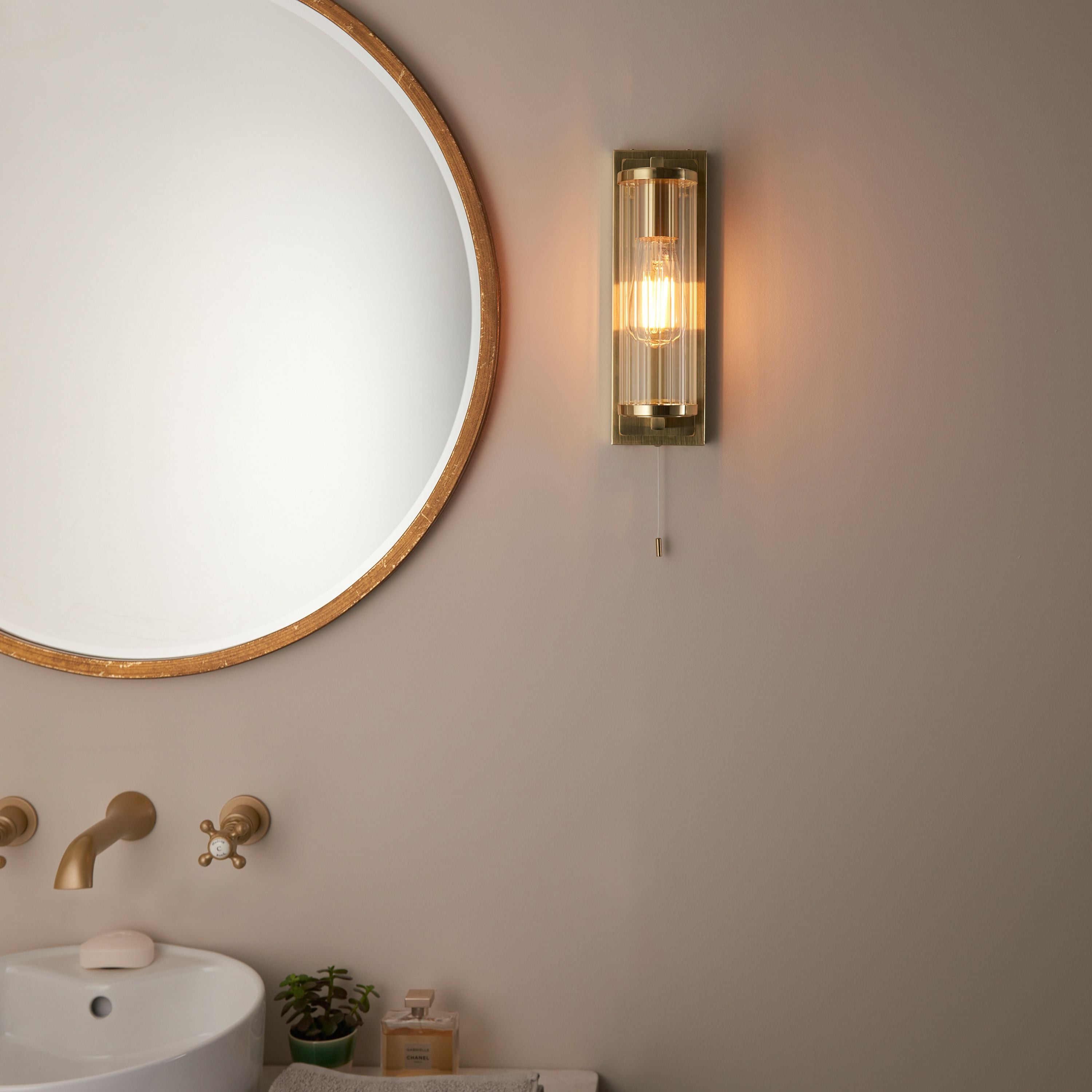 Darnell Bathroom Wall Light – Brass