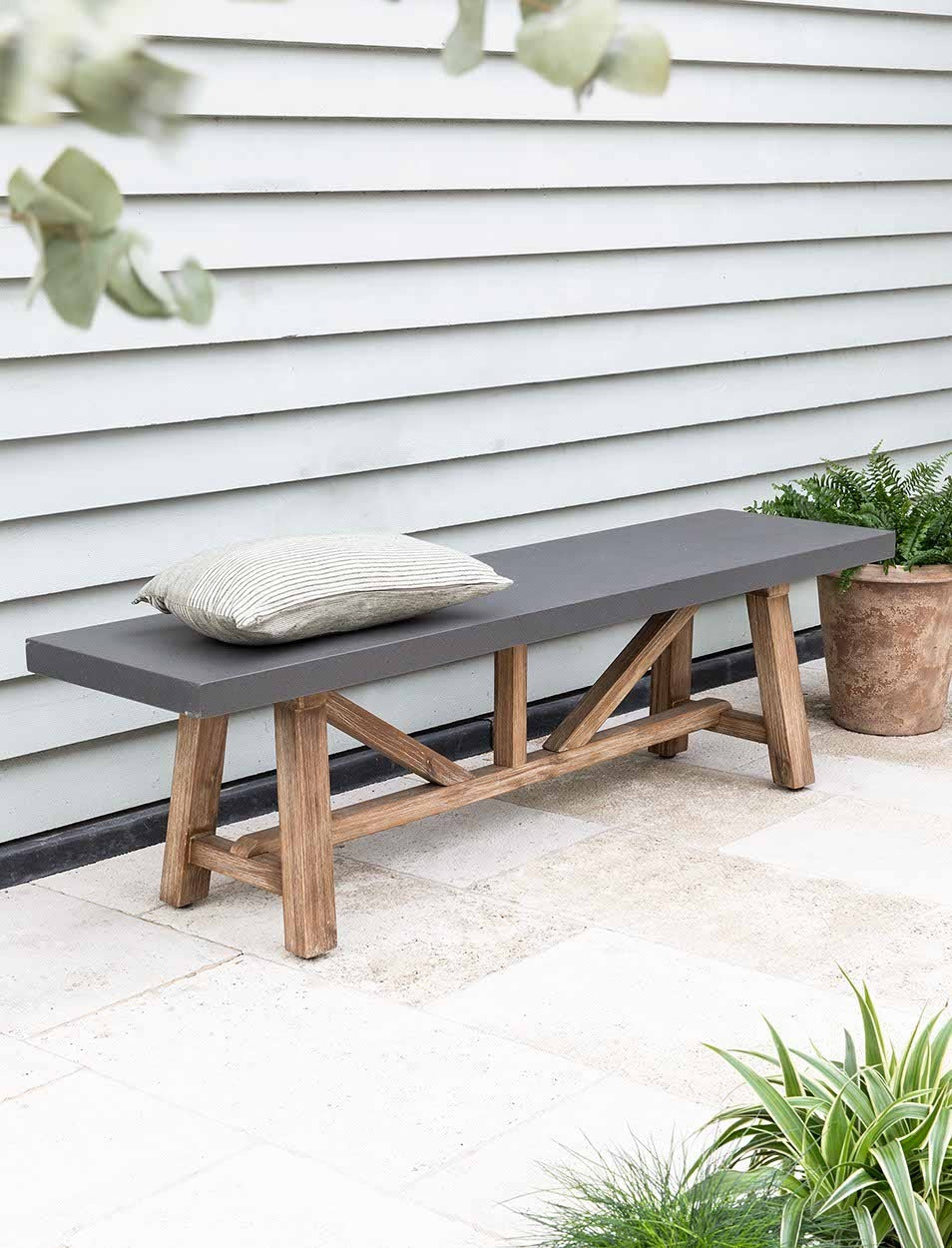 Garden Trading Chilford Bench – Acacia Wood and Polystone