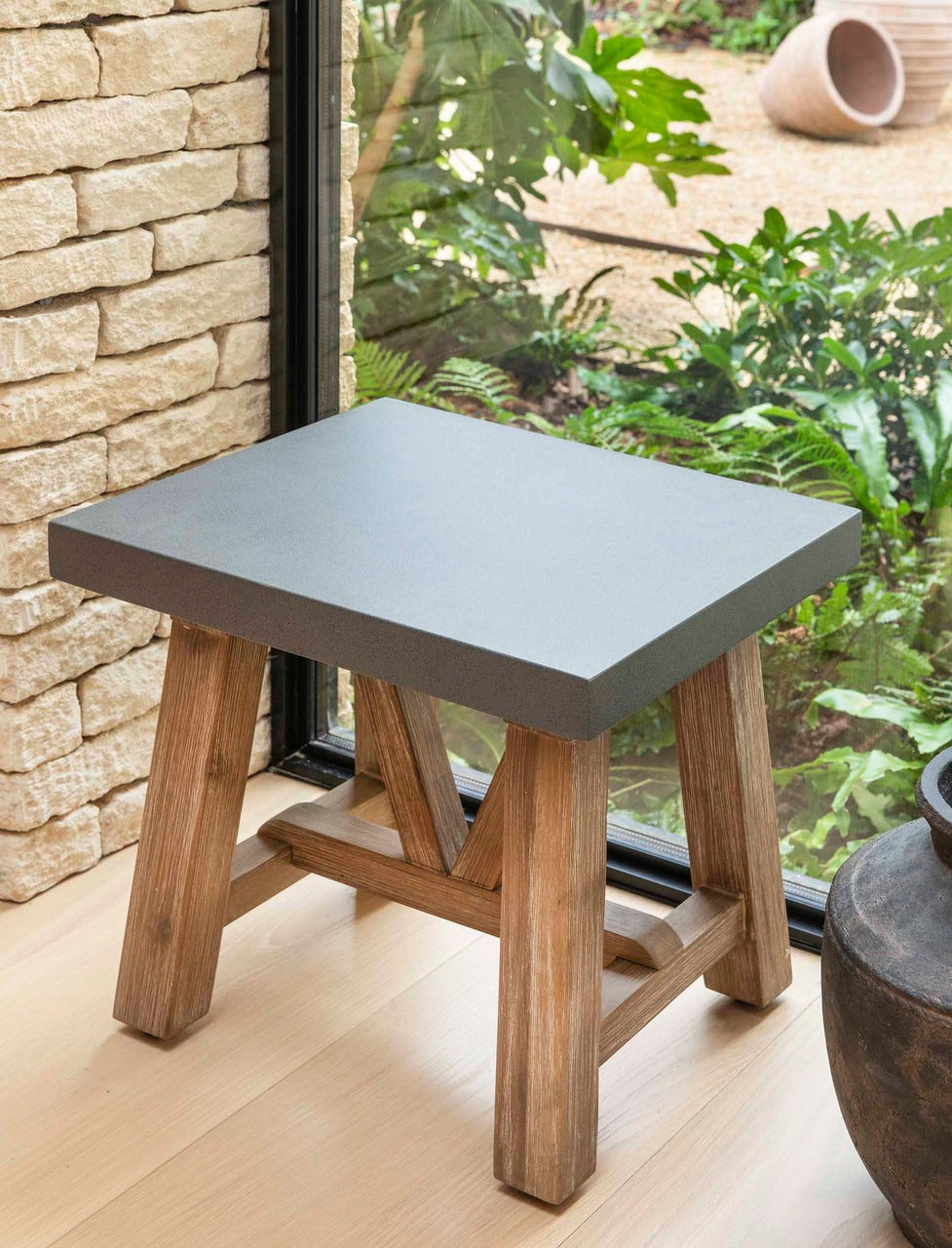 Garden Trading Chilford Stool – Acacia Wood and Polystone